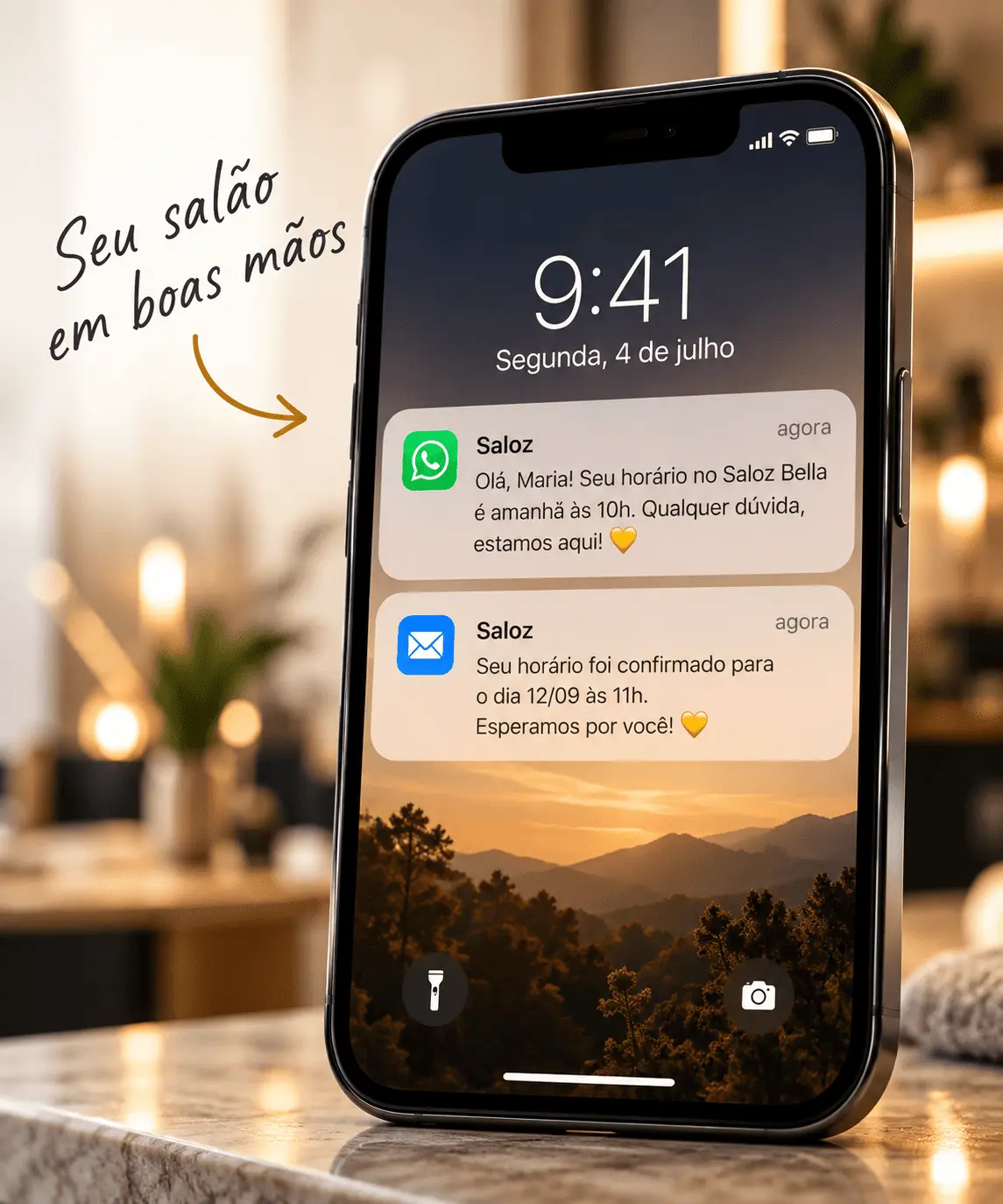 Telemóvel pousado num balcão, com duas notificações do Saloz no ecrã de bloqueio: o lembrete do horário de amanhã e a confirmação de um horário. Ao lado, a frase manuscrita "Seu salão em boas mãos".